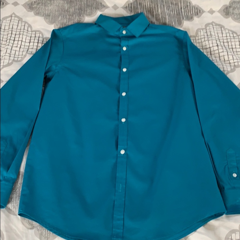 Boys Van Heusen Flex Button down shirt. Size: L